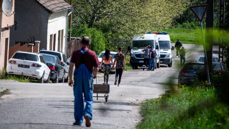 A tatabányai razzia sokkolta a helyi közösséget, akik tanúi voltak a rendőri akció brutális és megrázó részleteinek. Az események gyorsan pörögtek, és a lakók között feszültség és félelem terjedt el. Sokan a saját szemükkel látták a rendőrök szakszerű, de