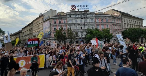 Május elseje nem csupán a munka ünnepe, hanem egy alkalom is arra, hogy a társadalom hangot adjon elégedetlenségének. Ezen a napon a kemény kritikák és üzenetek a kormány felé világosan megfogalmazódnak: a munkavállalók jogai, a szociális igazságosság és 