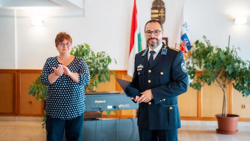 Weibl Jenő-t választották az év rendőrévé Bonyhádon, miután számos online csalás ügyét sikeresen felgöngyölítette.