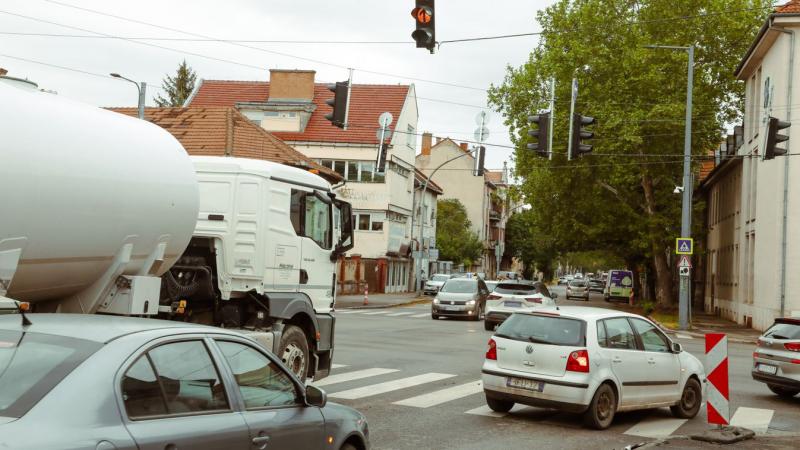 A vízügyes kereszteződés ismételten balesetveszélyes helyszínné vált, ahol a figyelmetlenség és a szabályszegések könnyen tragédiához vezethetnek. Az útviszonyok és a közlekedési jelzések figyelmen kívül hagyása miatt sokan kerülnek nehéz helyzetbe. Érdem