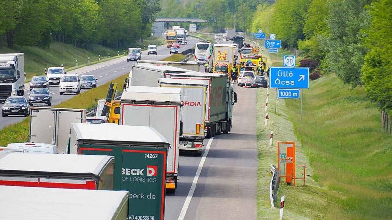 Képek a tragikus, életet követelő balesetről, amelyhez mentőhelikopter is érkezett a helyszínre.