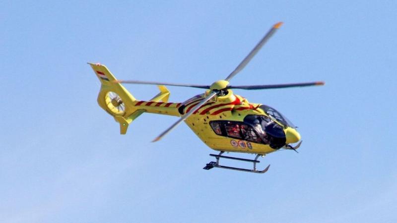 Mentőhelikoptert riasztottak a tragikus baleset helyszínére, ahol a mentőcsapat elszánt harcot folytatott a sofőr életéért.