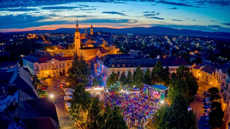 Fedezd fel a kultúra vibráló világát, ahol a zene ritmusára lélegzik a levegő, és a Balaton közelsége mindennapi életünket átszövi. Itt, a tó partján, a pezsgés és a nyugalom harmonikus egyensúlyban találkozik, lehetőséget adva a karnyújtásnyira lévő élmé