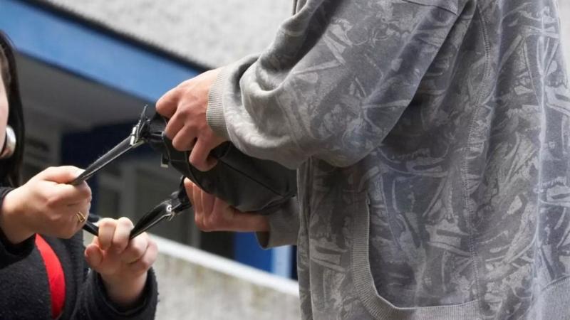 Az idős egerszegi nő éppen az utcán sétált, amikor egy hirtelen mozdulattal rángatni kezdte valaki, majd brutálisan a földre taszította, hogy megszerezze a táskáját.