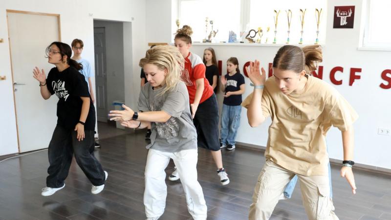 A nyári táborban az NDC táncosai hip-hop ritmusára pörögnek, élvezve a mozgás szabadságát és a zene erejét.