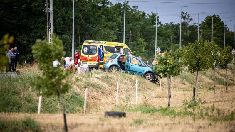 Két gépjármű ütközött a 76-os főúton – a helyszínre mentők és tűzoltók érkeztek a baleset következtében.