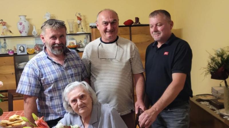 Kámban különleges esemény zajlott: Ilus néni 95. születésnapját ünnepelték. A szeretet és a jókedv légkörében gyűltek össze a családtagok, barátok és ismerősök, hogy köszöntsék a nagyszerű asszonyt, aki évtizedek óta sokak életének része. A torta, a virág