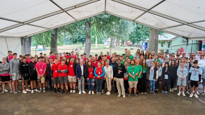 Gólyák érkeztek a dombrádi bulifészekbe! Mi is ott voltunk, és megörökítettük a felejthetetlen pillanatokat! (Fotókkal)