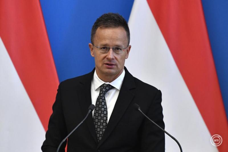 Szijjártó Péter hangsúlyozta, hogy a magyar gazdasági stratégia és adópolitika alapvetően a családok támogatására összpontosít. E megközelítés célja, hogy erősítse a családok anyagi helyzetét és biztosítsa a jövőjük stabilitását, ezzel hozzájárulva a nemz