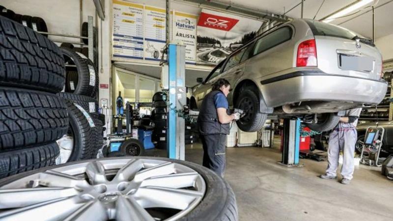 Még mindig sokan esnek abba a hibába, hogy halogatják a gumicserét, pedig ez komoly kockázatokat rejthet magában. A késlekedés életveszélyes helyzeteket teremthet, ezért érdemes időben gondoskodni a megfelelő abroncsokról.