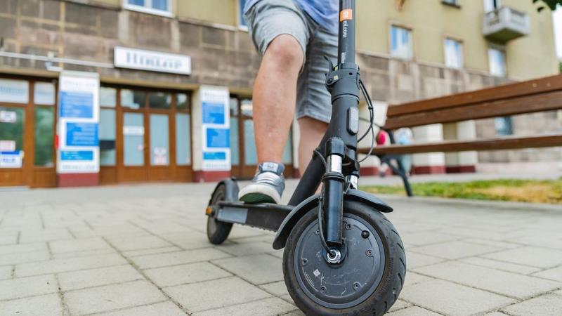 Mielőtt a rollerek világába merült volna, a tolvaj még egy kis téliszalámit is összeszedett.