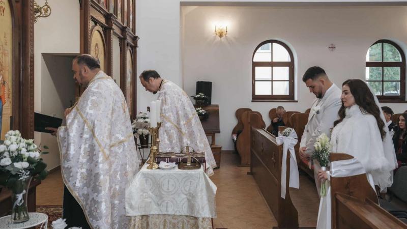 A motoros atya szokatlan tettei Kisvárdán igazi meglepetést okoztak a helyieknek. Az apát, aki egyedi életstílusával és szeretetteljes hozzáállásával vált ismertté, egy motoros találkozóra érkezett, ahol nemcsak a motorjával, hanem a szívével is sokakat m