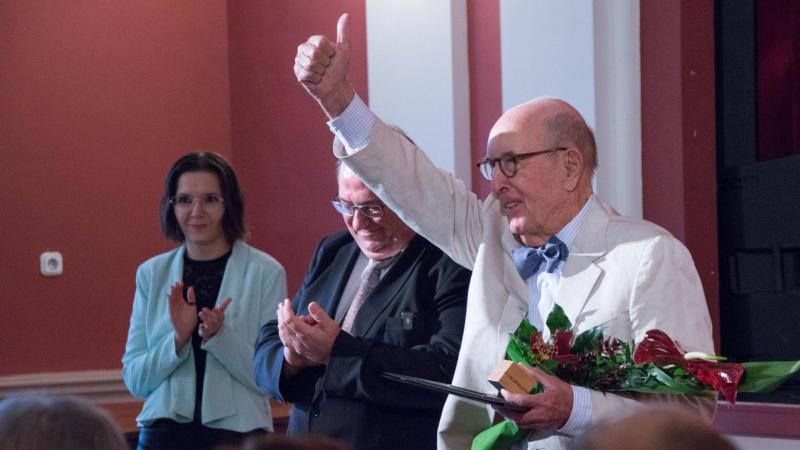 Kaáli Nagy Géza professzor, Csongrád városának díszpolgára, nem csupán a kitüntetést kapta meg, hanem a vele járó pénzdíjat is nemes célokra ajánlotta fel. Ezzel is példát mutatva a közösség iránti elkötelezettségéről és jószándékáról.