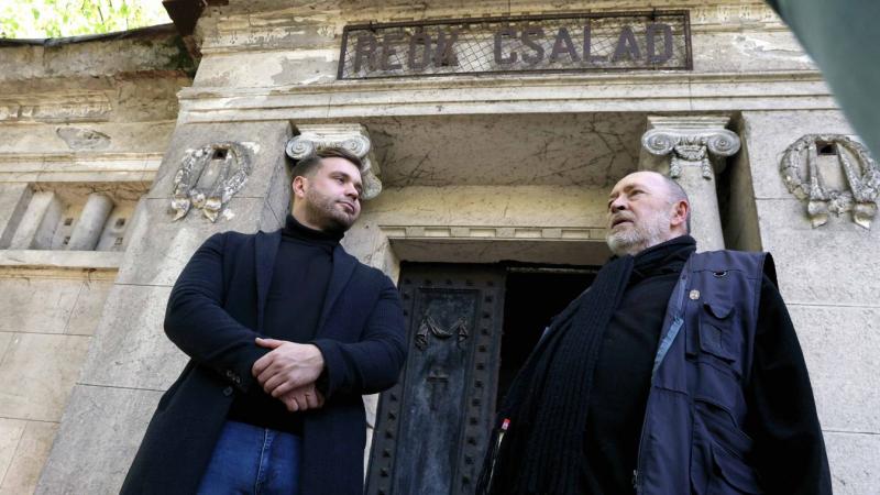 Farkas Levente két fontos területen is harcot vív: a Reök-kripta megmentésének költségei körüli kihívásokkal és a kulturális örökség megóvásának szükségességével. Az épület védelme nem csupán anyagi kérdés, hanem a helyi identitás és történelem megőrzésén