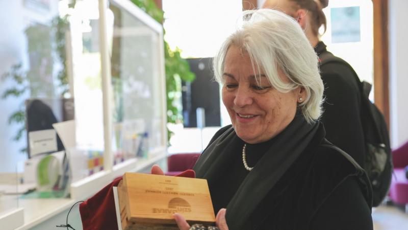 A Szegedi Nemzeti Színház különleges emléktárgyai iránti rajongás hatalmas tömeget vonzott, a fanatikusok izgatottan tolongtak, hogy megszerezzék ezeket az egyedi kincseket.