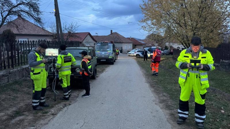 Súlyos esemény történt Nógrádban! A mentőcsapatok drónok és keresőkutyák segítségével érkeztek a helyszínre, hogy felkutassák a bajba jutottakat.