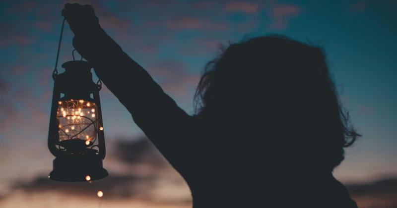 5 csillagjegy, akire mindenki irigykedik a környezetében: vajon te is a szerencsések között vagy?

Az asztrológia sok érdekességet tartogat, és nem meglepő, hogy bizonyos csillagjegyek különös vonzerővel bírnak. Az alábbiakban bemutatjuk az öt olyan csill