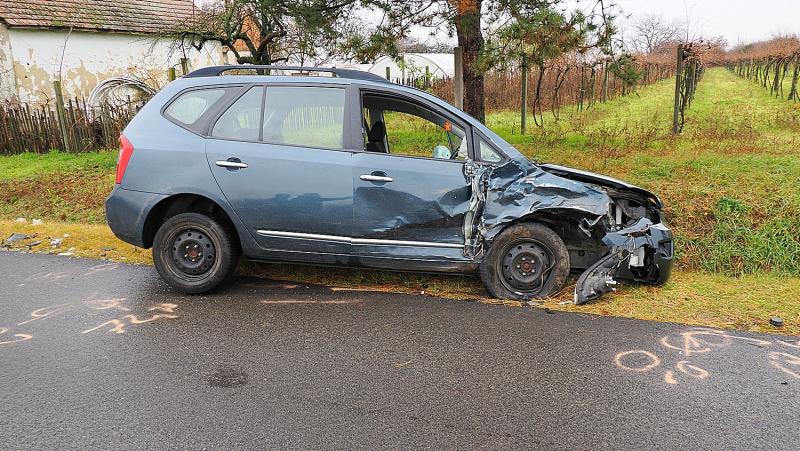 Egy személyautó súlyosan megrongálódott, miután összeütközött egy kisteherautóval, és teljesen használhatatlanná vált.