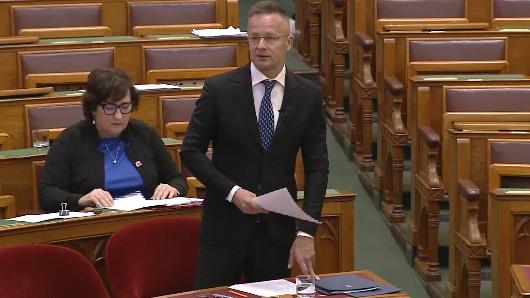 Szijjártó Péter kifejtette, hogy Magyarország nem kíván részt venni a Nemzetközi Büntetőbíróság olyan akcióiban, amelyek politikai indíttatásúak. A miniszter hangsúlyozta, hogy az ország álláspontja a jogi eljárások tisztaságának és pártatlanságának megőr