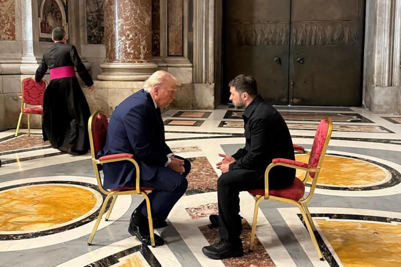 Zelenszkij és Trump légvédelmi rendszerekről folytattak megbeszélést Ferenc pápa temetésének keretein belül.