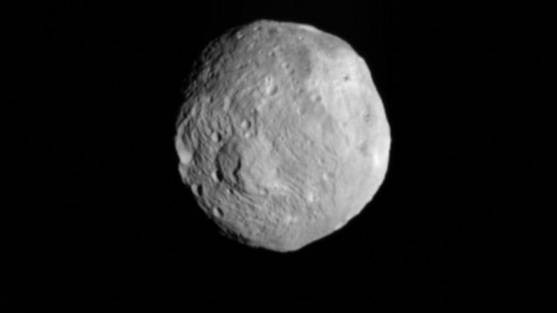 Egy titokzatos, ragyogó kisbolygó található a Mars és Jupiter határvonalán, amely már évszázadok óta lenyűgözi a csillagászokat. Az ősi égitest különleges helyet foglal el a Naprendszerünkben, és sok érdekességet rejt magában.