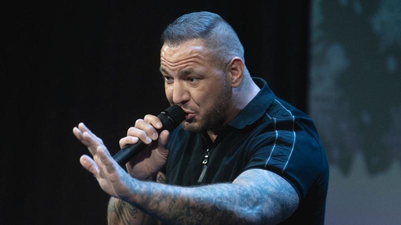 Curtis: Új kezdet, új identitás - Hogyan győzte le saját korlátait a rapper

Curtis, a hazai zenei színtér meghatározó alakja, nem csupán a színpadon, hanem saját életében is komoly harcot vívott. Az új életvitel és az önmagával való küzdelem során nemcsa