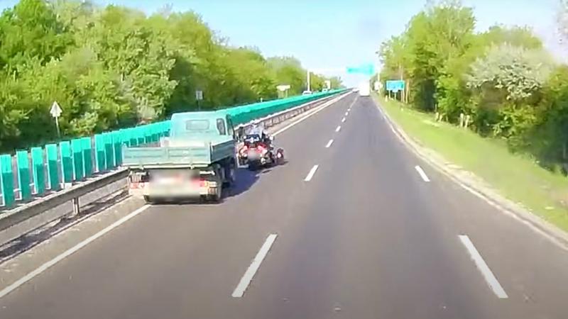 Egy fedélzeti kamera leleplezte a büntetőfékező háromkerekű motorost - nézd meg a videót!