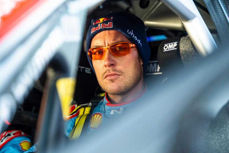 A címvédő Thierry Neuville drámai átalakulást szorgalmaz a WRC világában.