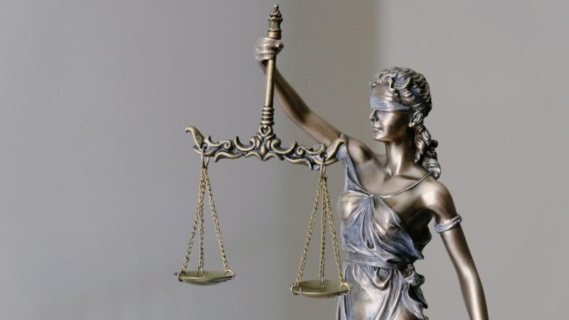 Az ügyészség börtönbüntetést kér egy neves magyar médiavállalkozóra, aki már régóta a figyelem középpontjában áll.