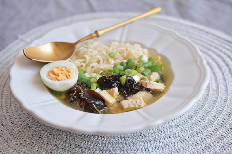 **Japán Tésztaleves: Ramen a Liget Szívében**

Fedezd fel a japán konyha egyik legkedveltebb fogását, a ramen tésztalevest, mely a Liget varázslatos atmoszférájában kel életre. Ez a gazdag ízvilágú étel nem csupán tápláló, hanem egy igazi élmény is, amely