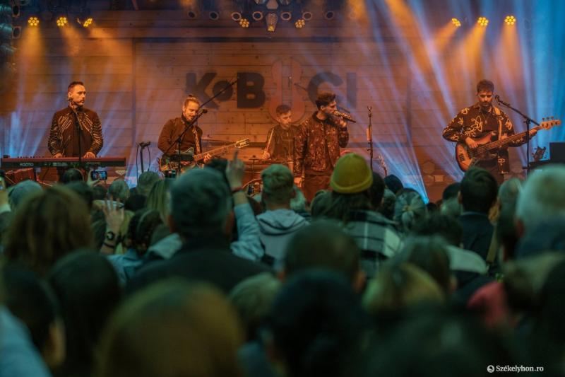 Első alkalommal ragyogott fel a gyergyói Lámpás a teltházas budapesti koncert színpadán, ahol a közönség lelkesen ünnepelte a zenekar teljesítményét.