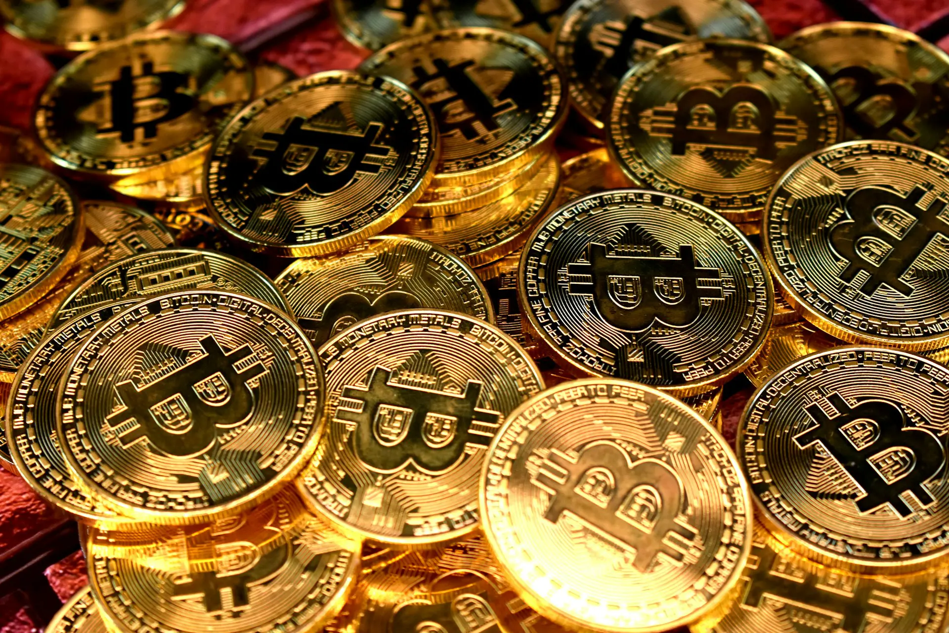 A Bitcoin árfolyama új történelmi csúcsra emelkedett, amit nemcsak a piaci trendek, hanem Donald Trump kriptovalutákkal kapcsolatos ígéretei is fűtnek. Az elmúlt időszakban a befektetők fokozott érdeklődése és a politikai ígéretek kombinációja jelentős ha