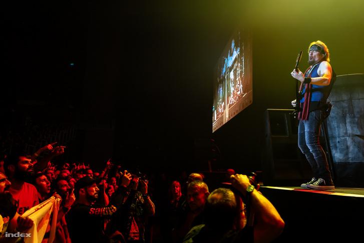 Az Iron Maiden menedzsere a budapesti koncert után üzent a közönségnek, és humorosan jókívánságokat fogalmazott meg a folyamatosan videózó rajongóknak: fájós karokat kívánt nekik a sok felvétel miatt!