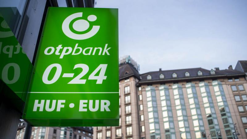 Kibercsalások: Az OTP válasza az MNB ötpontos intézkedési tervére

Az OTP Bank reagált a Magyar Nemzeti Bank legújabb, ötpontos bejelentésére, amely a kibercsalások elleni védekezést célozza. A pénzintézet hangsúlyozta, hogy elkötelezett a digitális bizto