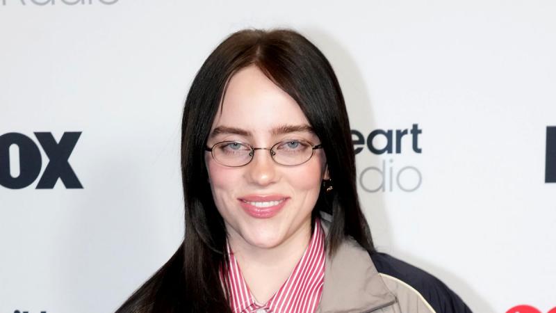 Lebuktak! Billie Eilish és a jóképű színész, akivel együtt van, nyilvános csókot váltottak - Life