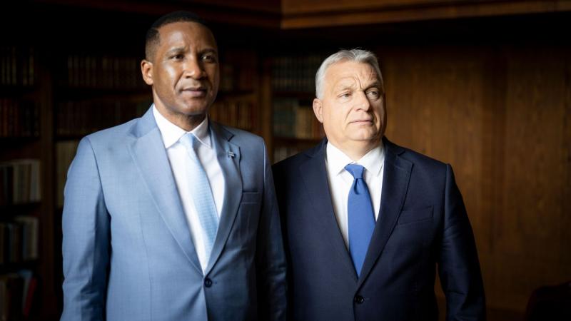 Orbán Viktor: Egy korszakos esemény

Orbán Viktor, a magyar miniszterelnök, történelmi jelentőségű látogatásra indult, amely nemcsak a diplomáciai kapcsolatok erősítését célozta, hanem a nemzetközi együttműködés új irányait is felfedezte. Az esemény során