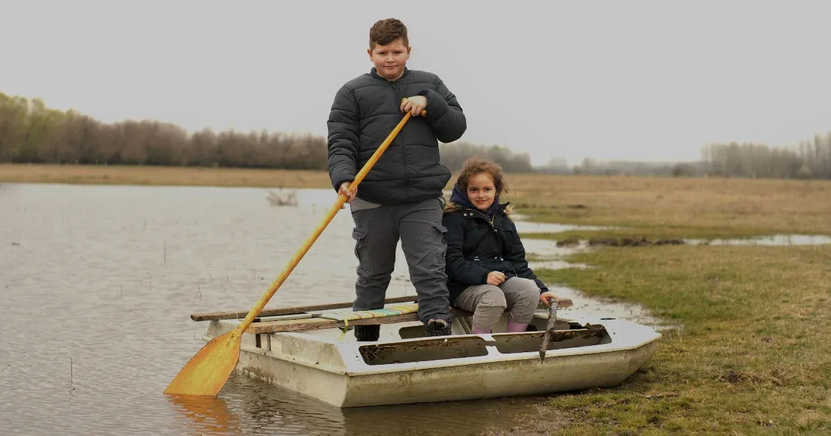A puszta vízőrzői – harc a klímakatasztrófa árnyékában

A puszta végtelen tájain, ahol a szél susogása a természet hangját adja, a vízóraaként ismert őrzők nem csupán a vízforrások védelmezői, hanem a klímaváltozás elleni küzdelem élharcosai is. E különle