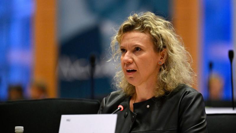 Felháborító, hogy Kollár Kinga ismét Brüsszelben tevékenykedik, és úgy tűnik, hogy a magyar érdekeket háttérbe szorítja. Most éppen a közlekedésfejlesztés került a célkeresztbe, ami különösen aggasztó.