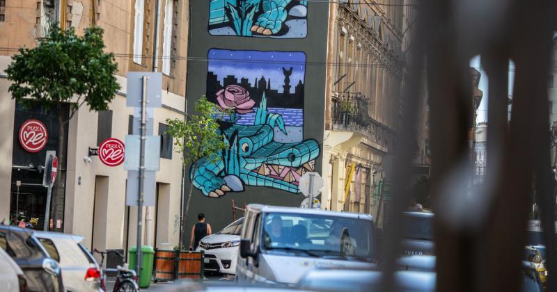 Neves lengyel street art művész lenyűgöző falfestménye díszíti az Akácfa utca egyik tűzfalát.