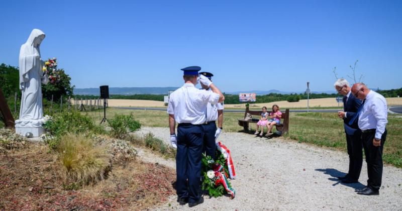 A 23 évvel ezelőtti lengyel buszbaleset áldozataira emlékeztek Balatonberényben | Demokrata

Balatonberényben egy meghitt megemlékezés keretében idézték fel a 23 évvel ezelőtti tragikus lengyel buszbaleset áldozatait. Az esemény célja, hogy megőrizzük az 