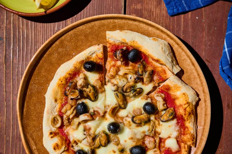 Tengeri finomságokkal megpakolt pizza