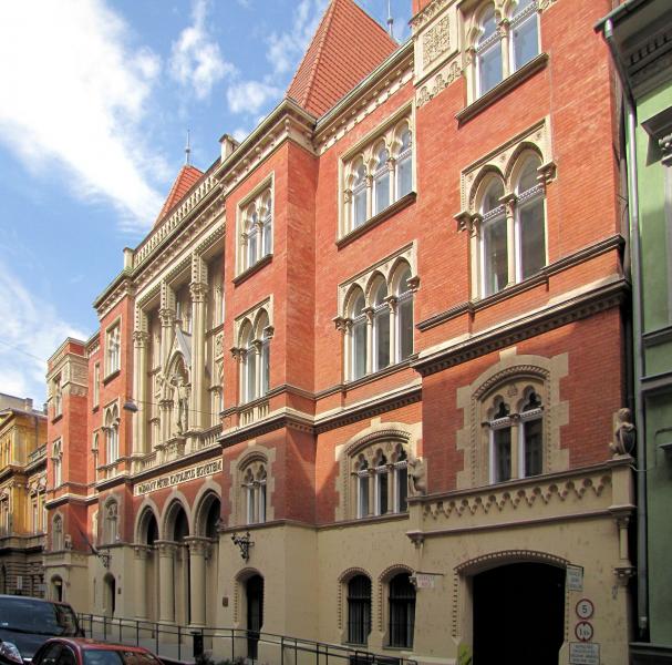 Fegyelmi eljárást indítottak a Pázmány Péter Katolikus Egyetemen három pszichológus szakember ellen, miután megfogalmazták, hogy a gyermeki fejlődés szempontjából a szeretetteljes családi környezet sokkal lényegesebb, mint a szülők neme. Az ügy komoly vit