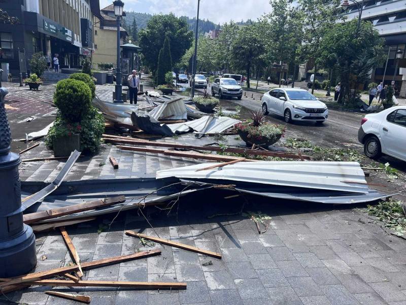 Súlyos vihar tombolt Sinaián, olyan erejű széllökésekkel, hogy még a neves vasútállomás tetejét is levágta a helyéről.