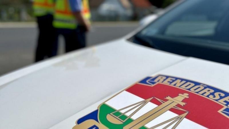 Mátészalkán egy dühöngő fiatal férfi megharapta a rendőr combját, miután a hatóságok véget vetettek az őrült rohanásának.