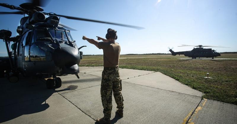A Magyar Honvédség helikopterei aktívan részt vesznek az albániai tűzesetek megfékezésében, hozzájárulva ezzel a katasztrófavédelemhez és a helyi közösségek védelméhez.
