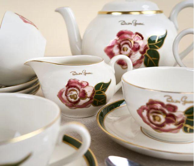 Gucci fanatikus vagy? Most nem a megszokott táskákra vagy cipőkre gondolunk, hanem egy igazán különleges darabra: bemutatjuk a Gucci-rózsás porcelánt, ami tökéletes választás minden magyar stíluskedvelő számára! | szmo.hu