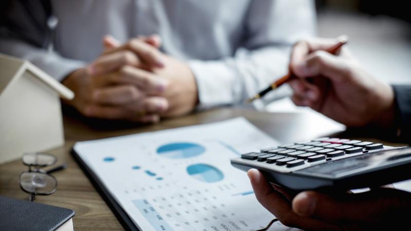 Az elemzők figyelmeztetése szerint jelentős kockázatok húzódnak meg az Otthon Start program mögött, ami sokak számára komoly anyagi veszteségeket okozhat. A Pénzcentrum hírei alapján érdemes alaposan mérlegelni a lehetőségeket, mielőtt valaki belevágna.