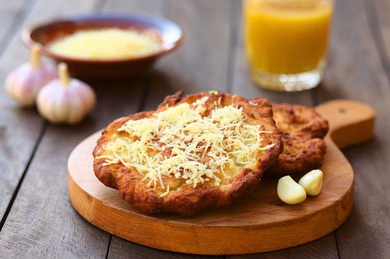 A magyar lángos új nevet kapott Lengyelországban, ahol a helyiek kreativitása révén egy igazán figyelemfelkeltő elnevezést találtak ki számára. A népszerű magyar finomság ezentúl egyedi és megkülönböztetett névvel szerepel a lengyel gasztronómiai palettán