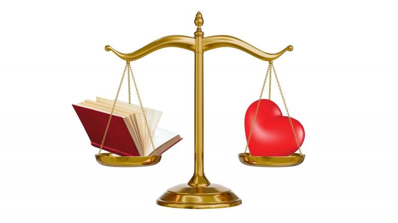 Az erkölcs olyan alapvető értékrendszer, amely irányítja cselekedeteinket és döntéseinket, meghatározva, mi számít jónak és rossznak a társadalom szemszögéből. Az erkölcs nem csupán egy elvont fogalom; inkább a mindennapi életünket formáló erő, amely befo