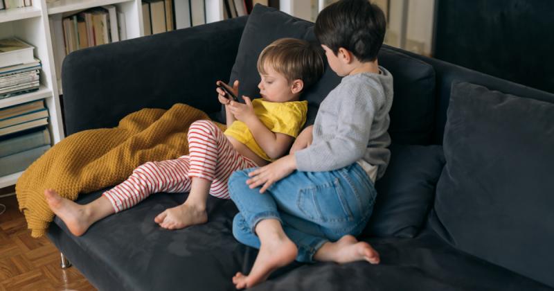 Digitális pánik: a három leggyakoribb szülői tévedés, amit szinte mindenki elkövet

A modern technológia világában a szülők gyakran szembesülnek a digitális kihívásokkal, és sokszor hibákat követnek el, amelyek hatással lehetnek gyermekeik fejlődésére. Ím